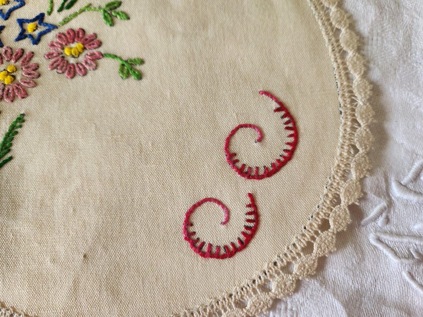 Napperon ancien broderie main jamais utilisé fleur couleur lin 20 cm B6