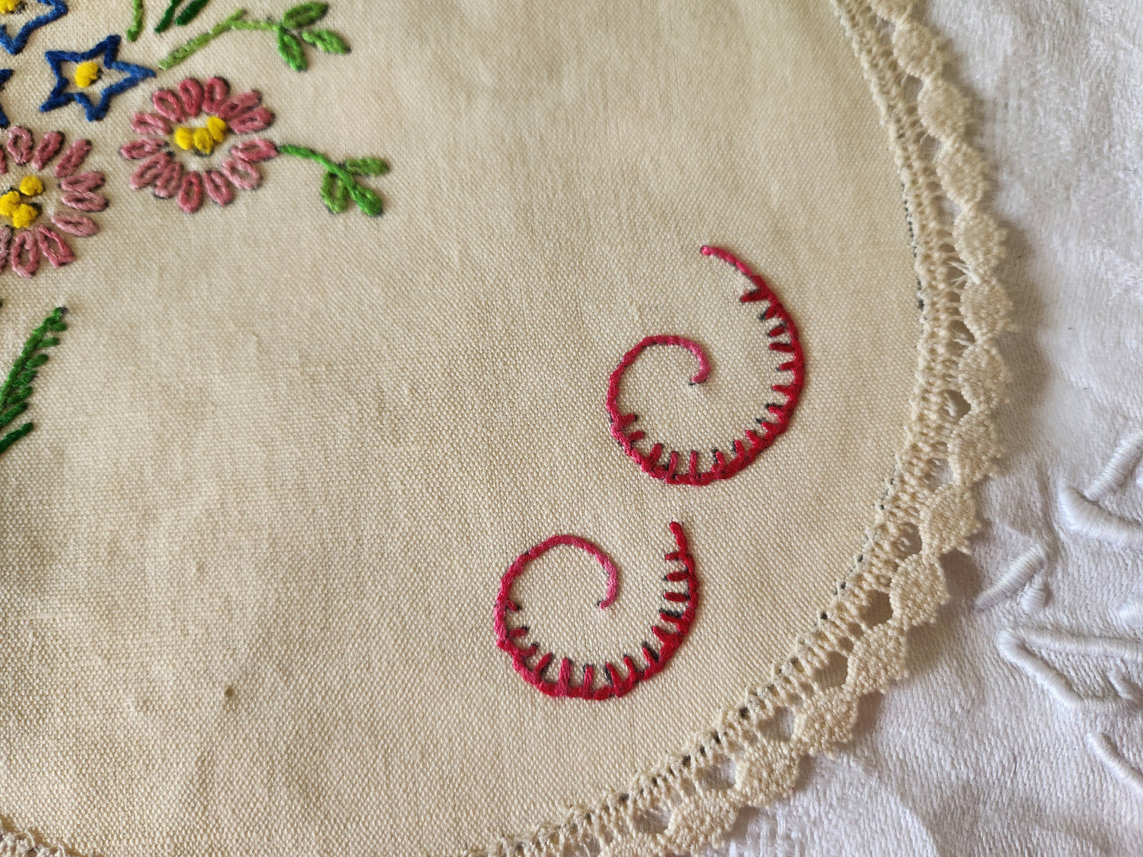 Napperon ancien broderie main jamais utilisé fleur couleur lin 20 cm B6