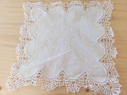 Ancien mouchoir dentelle fin  20 cm sur 20 cm B7