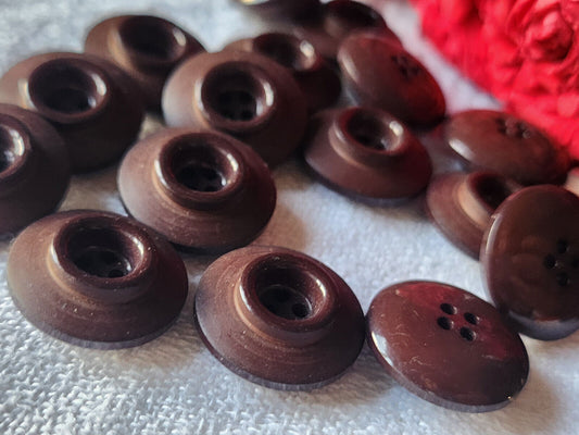 Lot 16 boutons vintage marron coeur rehaussé à trou 1,6 cm ref 1470