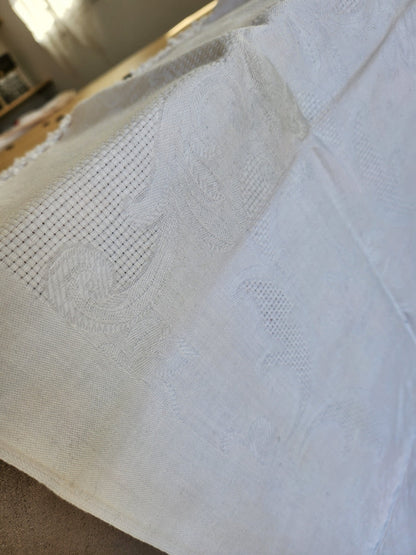 Ancien cache torchon ou serviette frangée blanc damassée B6