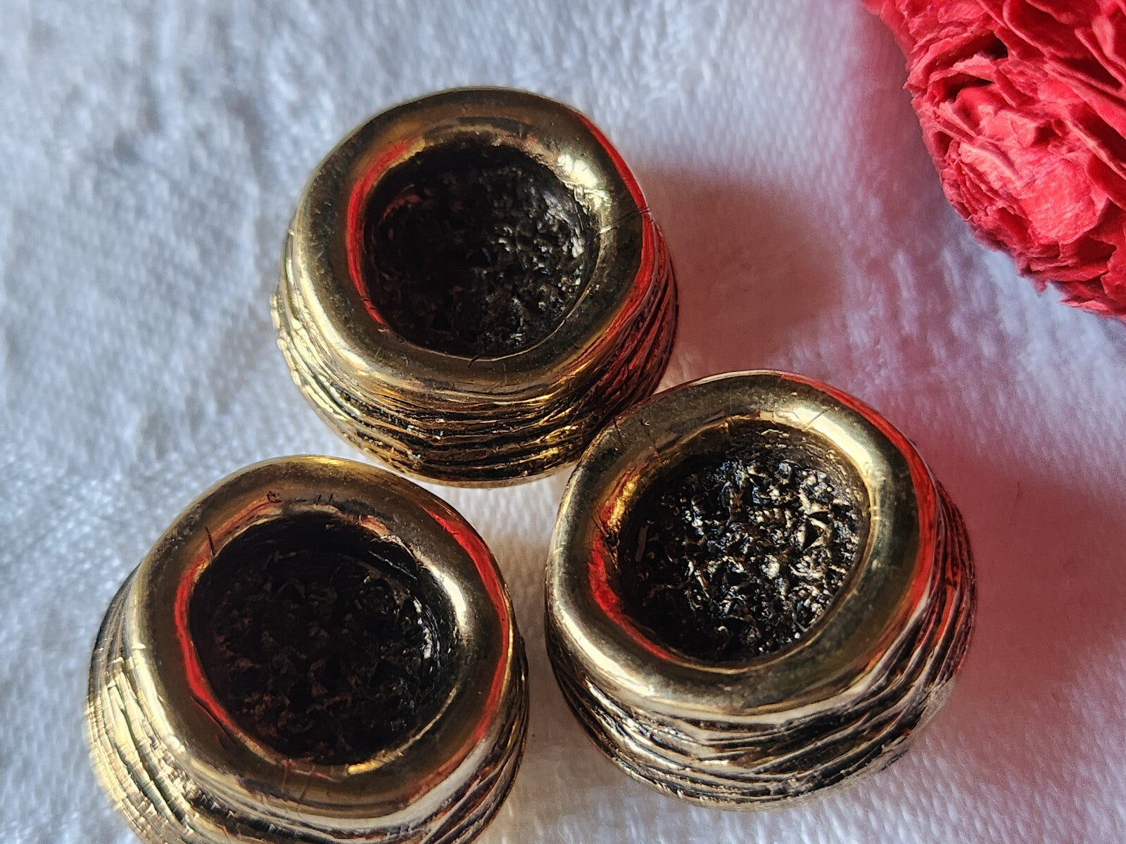 Trio hauts boutons vintage en résine doré volume pied 2,3 cm ref 5809