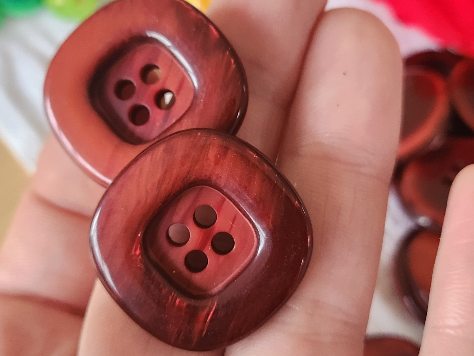 Lot 6 gros boutons vintage à trou reflet nacré rouge carré 2,8 cm ref 6408 **