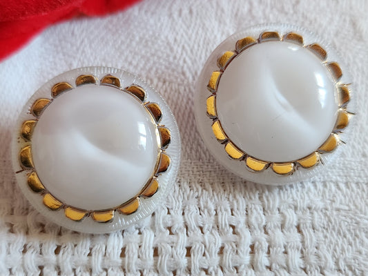Duo gros boutons anciens en verre blanc laiteux doré vintage 2,2 cm G16B