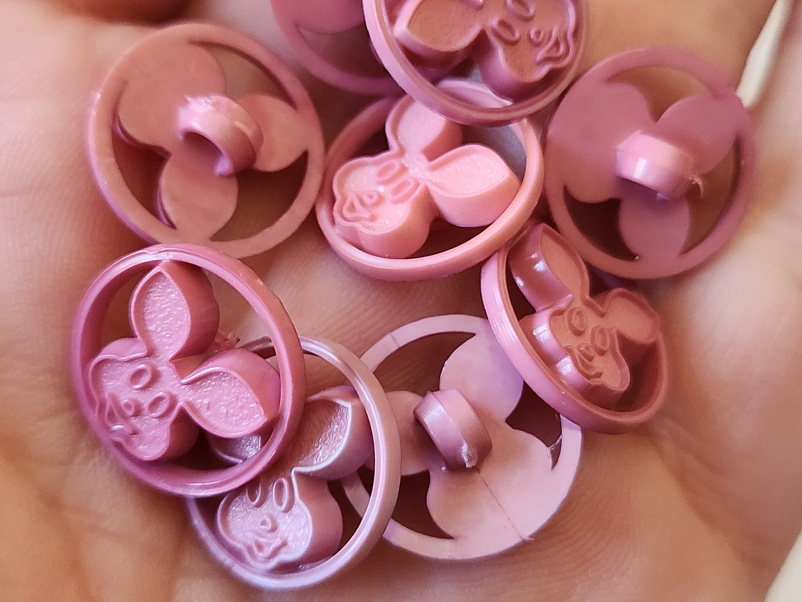 Lot 51 boutons rose lapin decoupis fond d'atelier 1,5 cm ref 4973