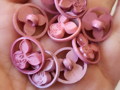 Lot 51 boutons rose lapin decoupis fond d'atelier 1,5 cm ref 4973