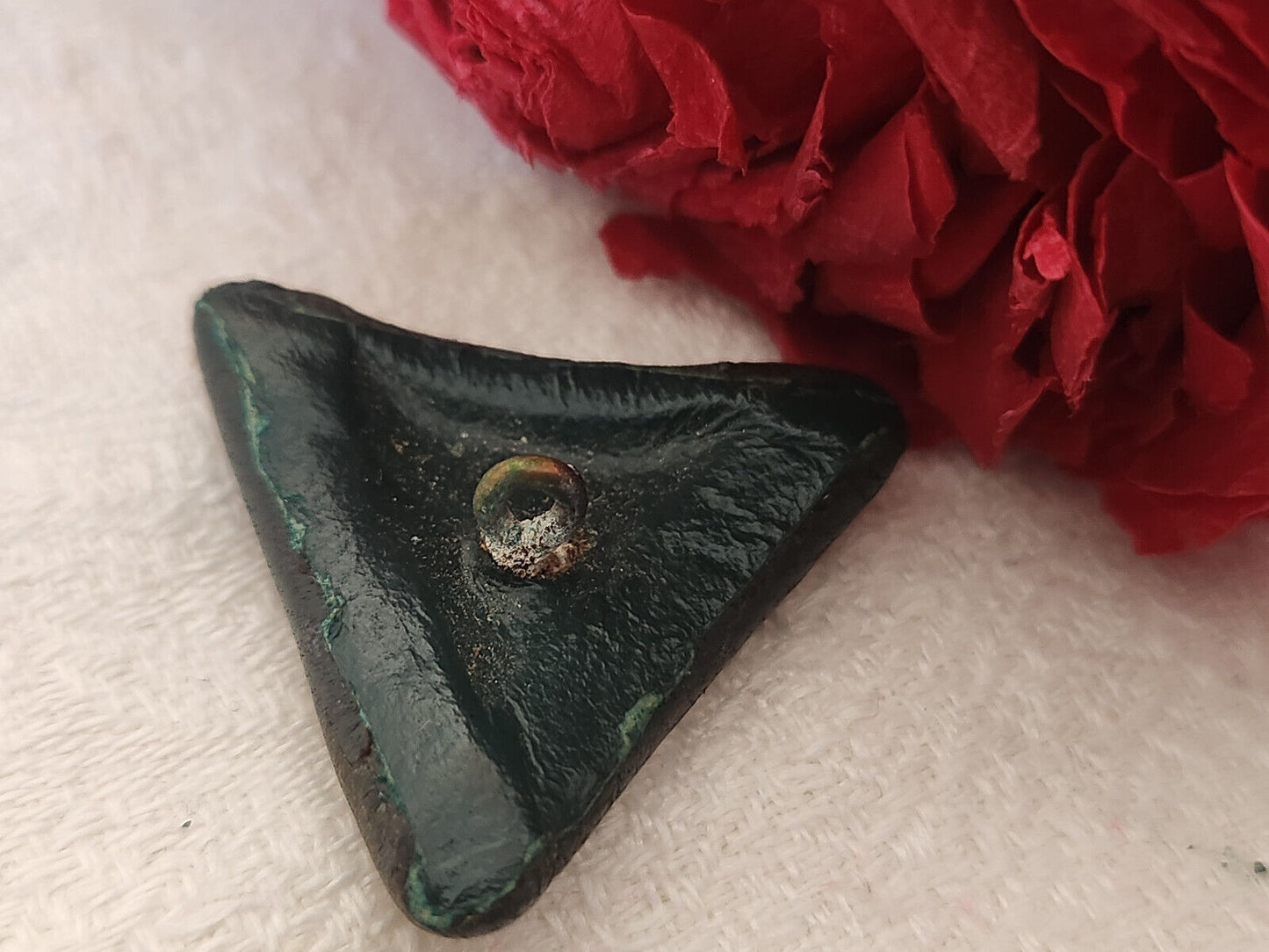 Bouton ancien en cuir vert triangle vintage rare  3 cm D6F