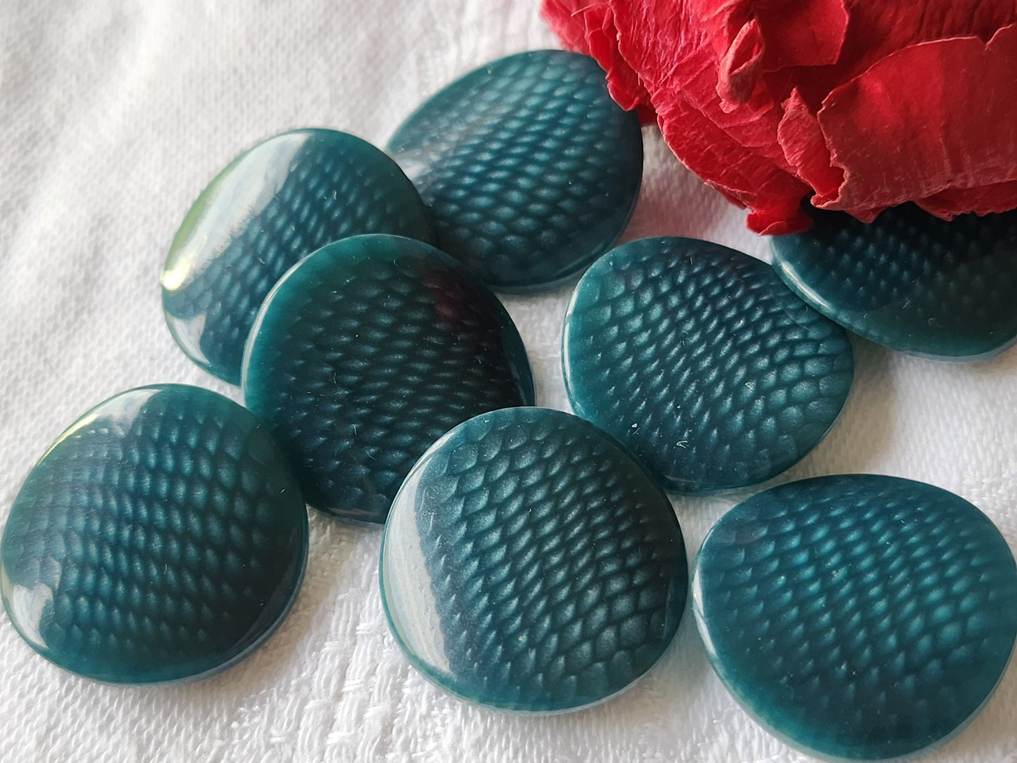 Lot 8 boutons vintage motif vert courbé pied 2,3 cm ref 3765