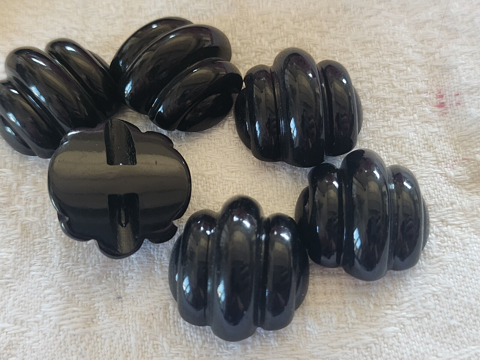 Lot 6  boutons vintage noir forme original pied plat 2 cm sur 2,1 cm ref 0056