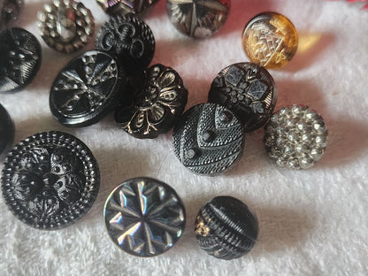 Lot 18 mini boutons anciens en verre vers 1900 collection 0,9 à 1,4 cm ref 682