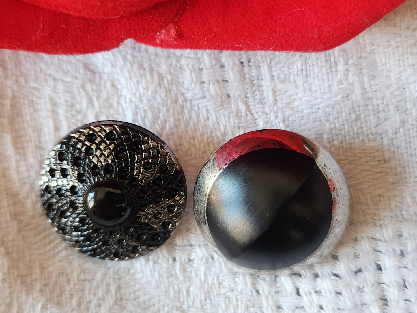 Duo  boutons anciens en verre noir argenté  1,8 cm D18C
