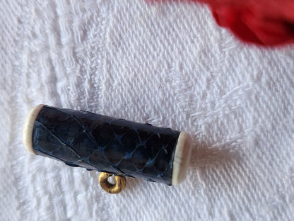 Collection bouton ancien tube repyile bleu 2,4 cm sur 0,7 cm D9A