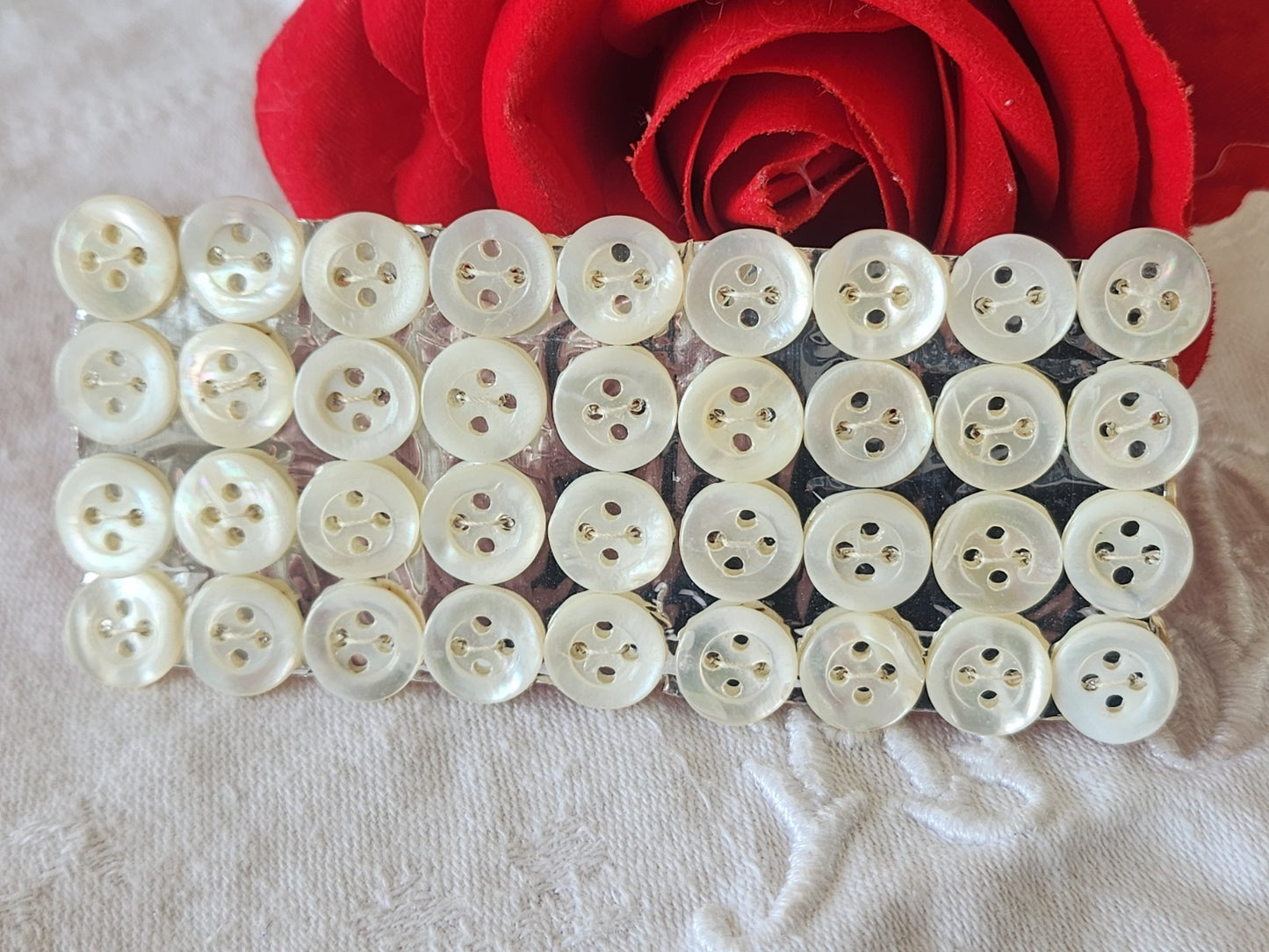 Plaque lot 36 boutons anciens en nacre blanc trous 1 cm corsage mini N°4