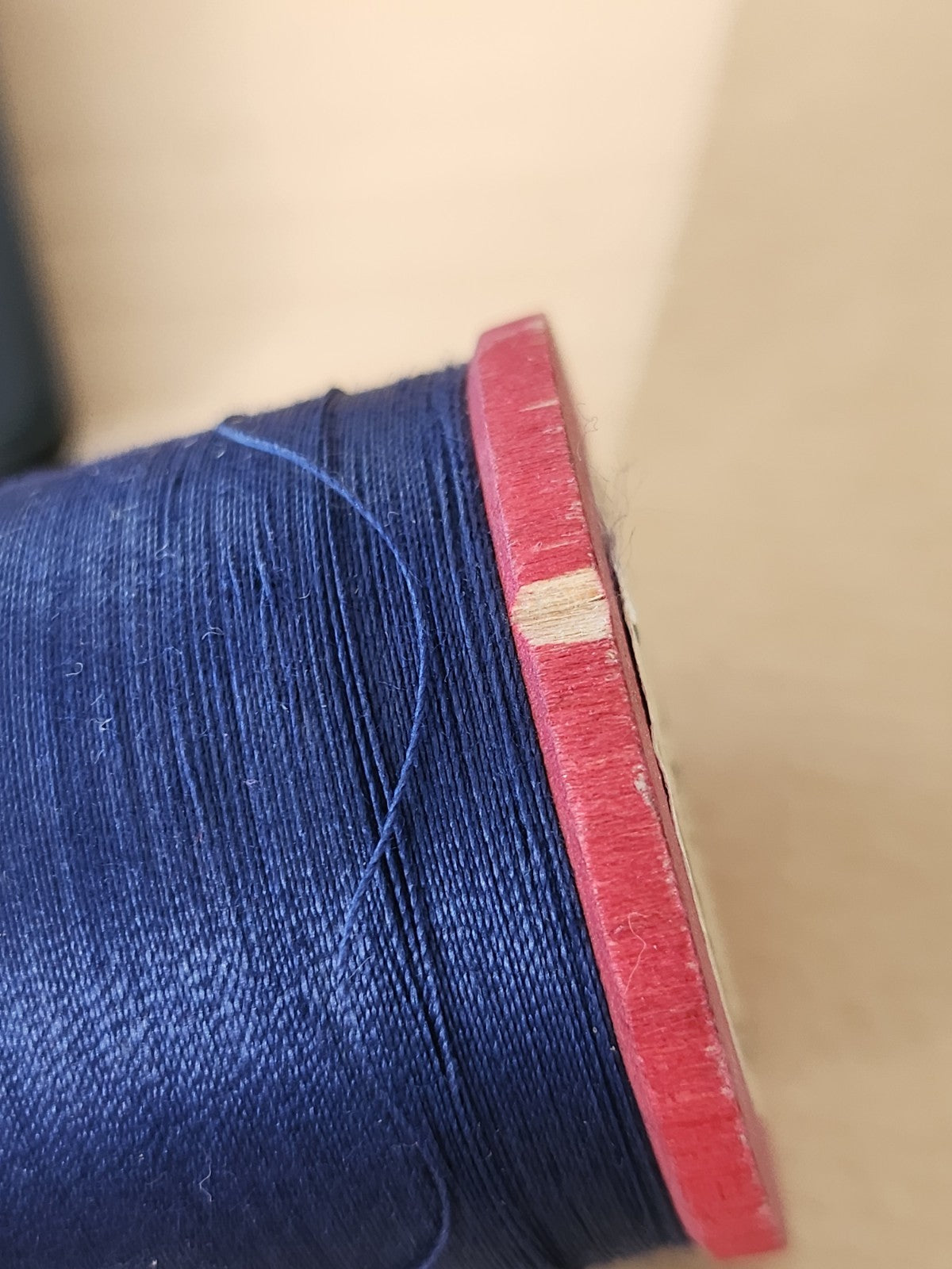 Boine ancienne en bois rouge fil bleu LANOMA 25 grammes simili