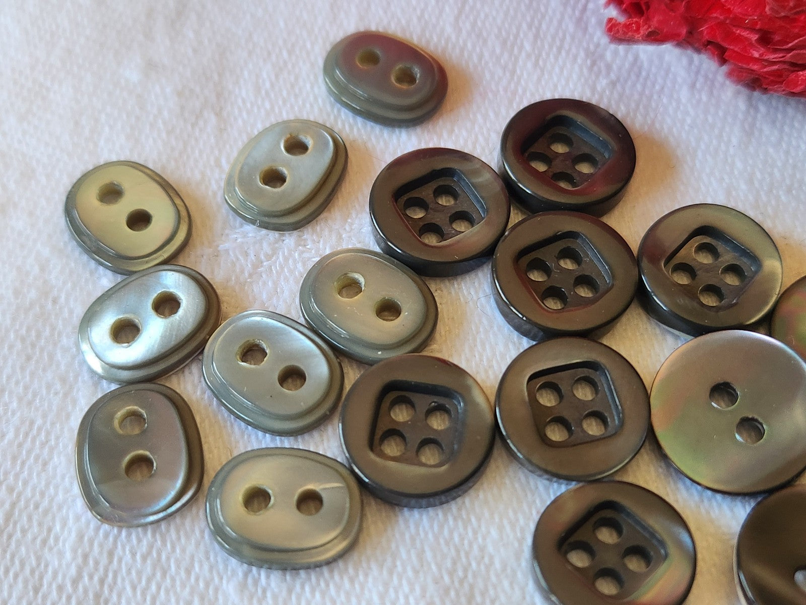 Lot 21 boutons anciens en nacre gris 3 series 1,1 et 1,2 cm ref 4870