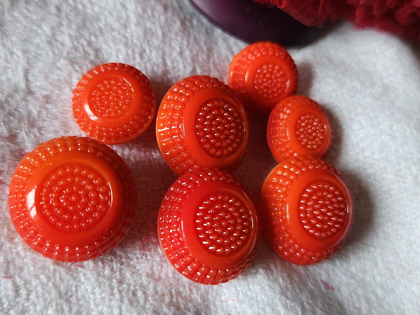 Lot  7 boutons anciens en verre orange rouge  1 cm et 1,3 cm ref 1845