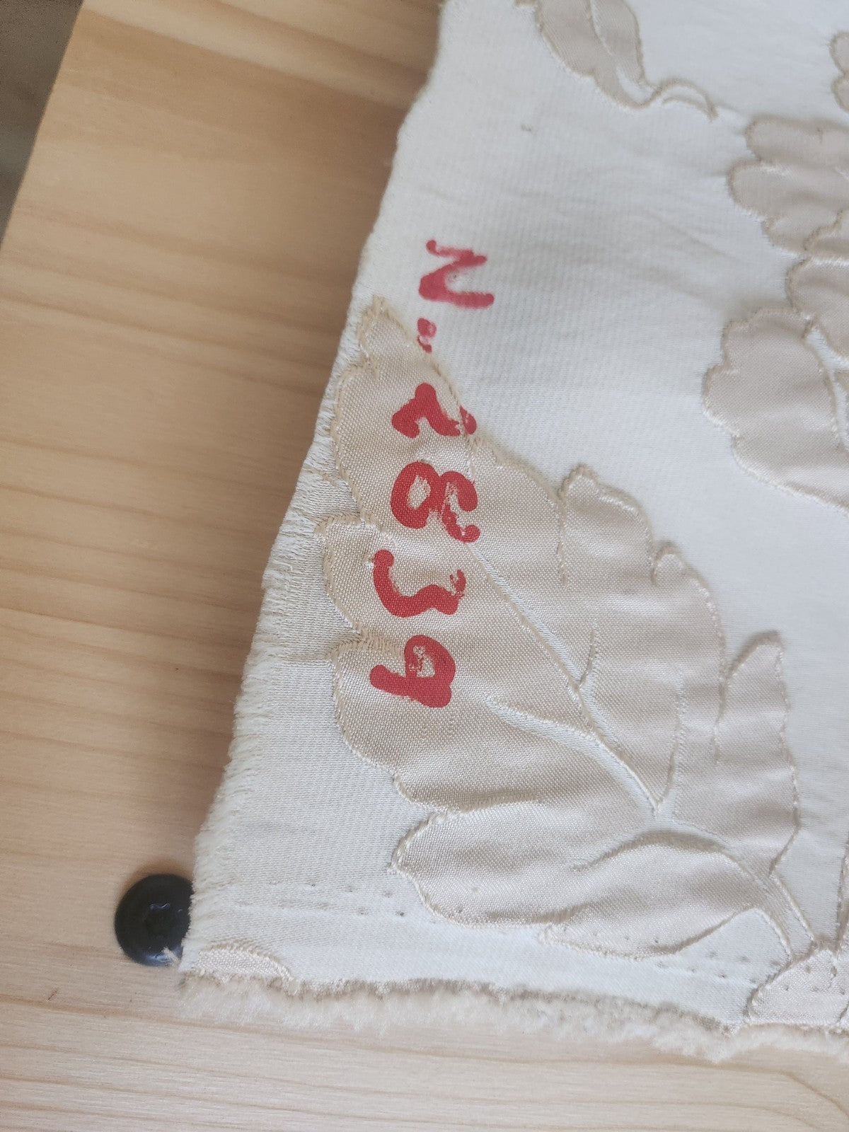 Ancien coupon de tissu damassé beige écru relief 205 cm sur 61 cm B5