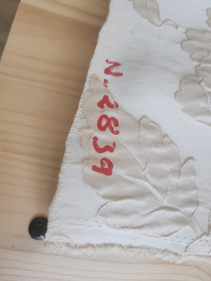 Ancien coupon de tissu damassé beige écru relief 205 cm sur 61 cm B5