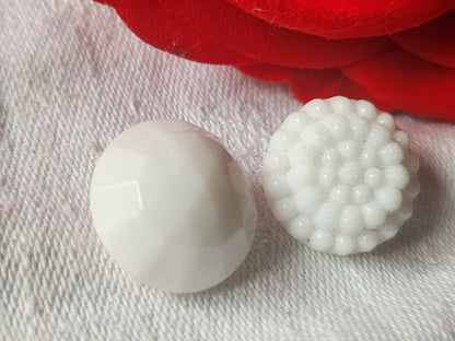 Duo boutons anciens en verre blanc vintage 1,6 et 1,7 cm D10D