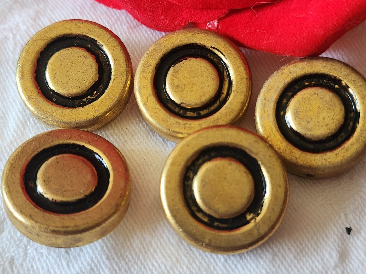Lot 5 boutons vintage en metal doré épais à pied 2,2 cm ref 6019