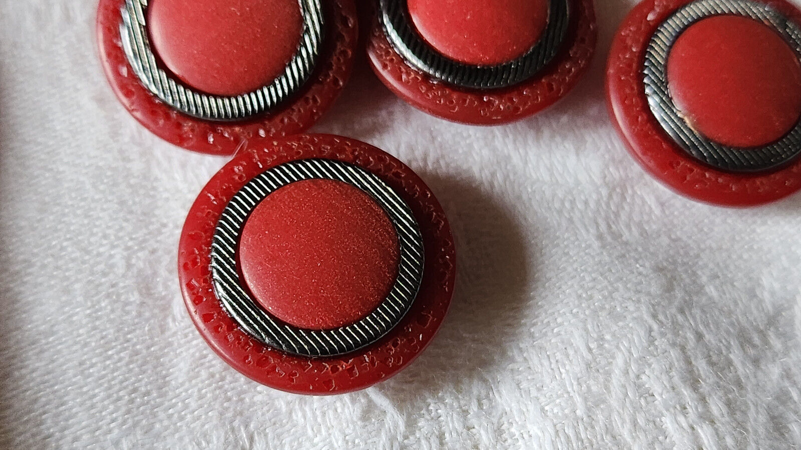 Lot 6  boutons vintage rouge texturé pied argenté 1,9 cm ref 2678