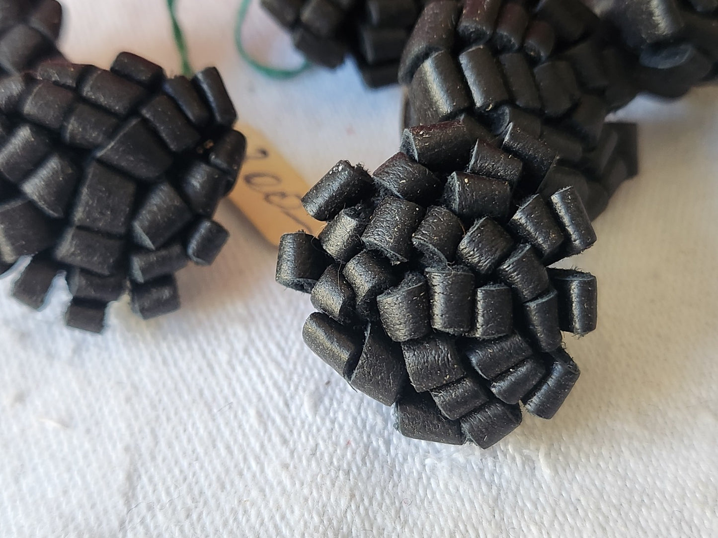Lot 6 superbes boutons anciens en cuir parurier pied 2,3/2,4 cm ref 763