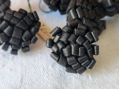 Lot 6 superbes boutons anciens en cuir parurier pied 2,3/2,4 cm ref 763