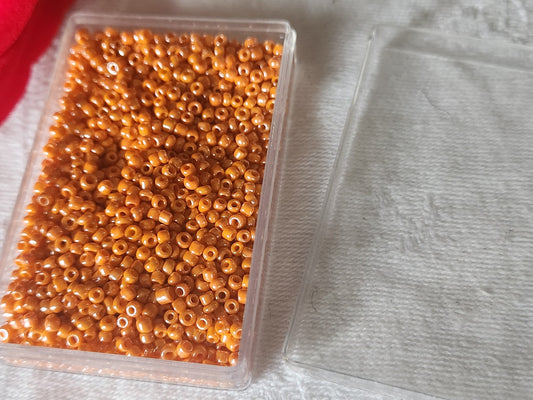 Lot environ 18  grammes de perles rocaille orange satiné n°13