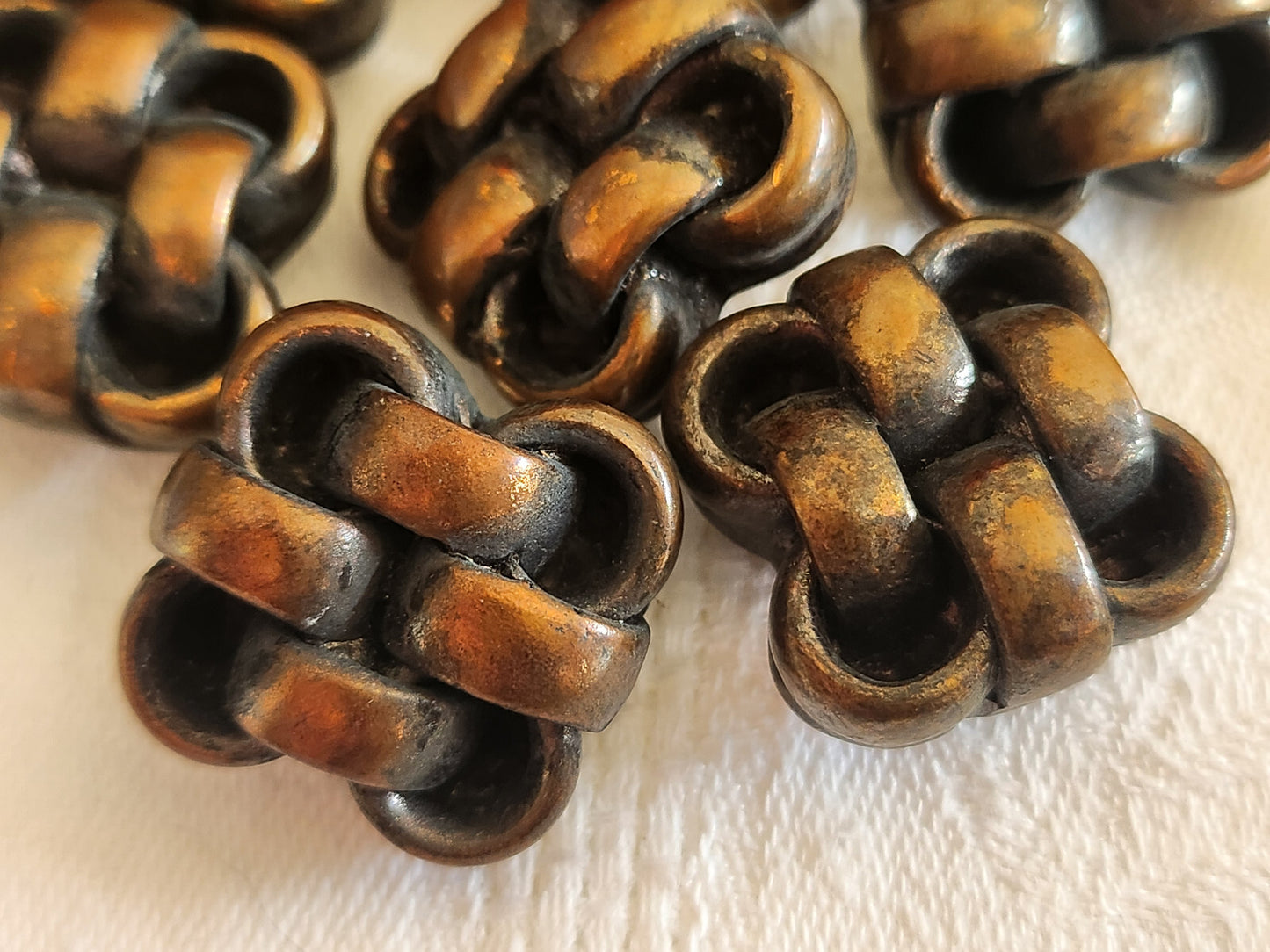 Lot 8 volumineux boutons vintage effet cuivré résine 2,4 cm ref 109