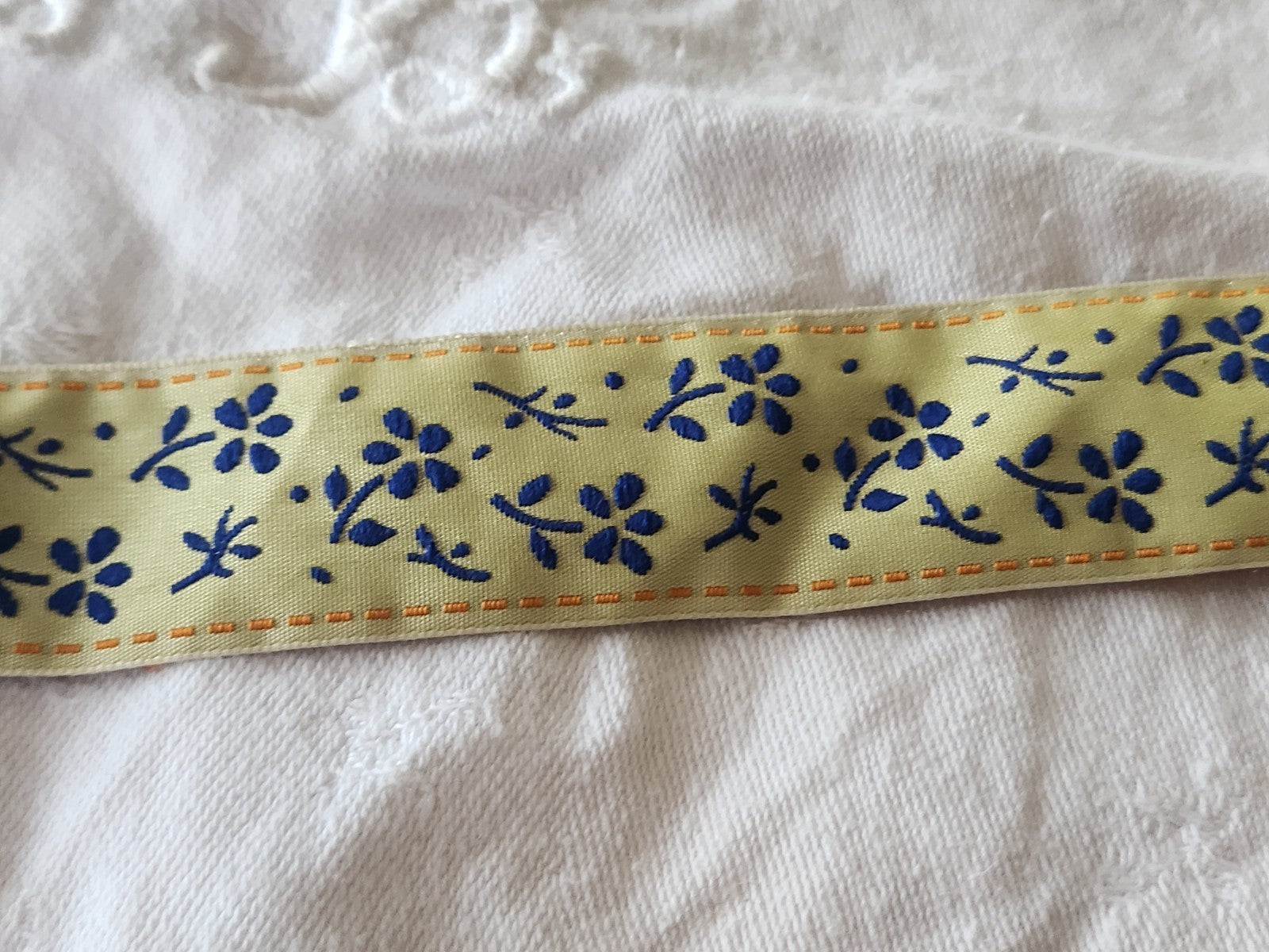 Galon vintage tissé ancien jaune bleu fleur  2 métres 50 sur 2,6 cm A5