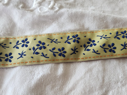 Galon vintage tissé ancien jaune bleu fleur  2 métres 50 sur 2,6 cm A5