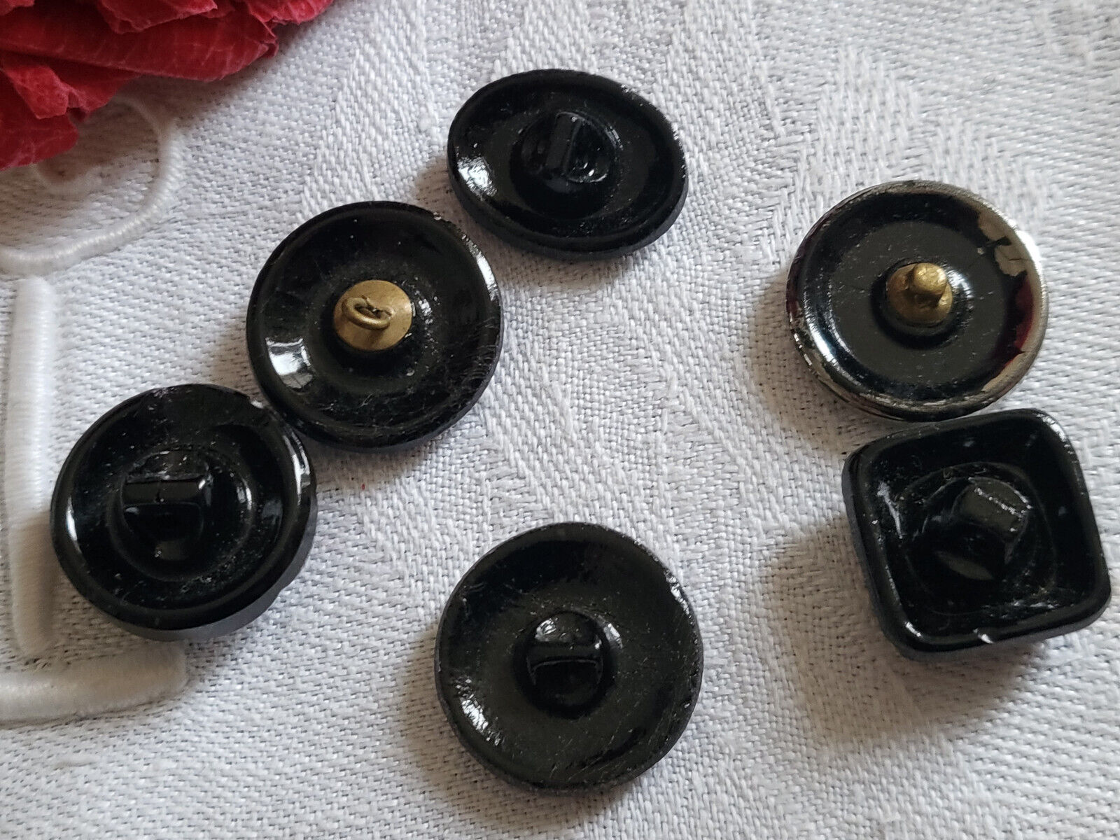 Lot 6 boutons anciens en verre noir / argenté  panaché 1,4 à 1,8 cm ref 1252