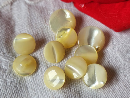 Lot 10 boutons anciens en nacre jaune/ beige panaché  1 à 1 ,3 cm ref 2213