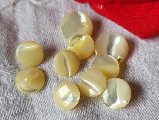 Lot 10 boutons anciens en nacre jaune/ beige panaché  1 à 1 ,3 cm ref 2213