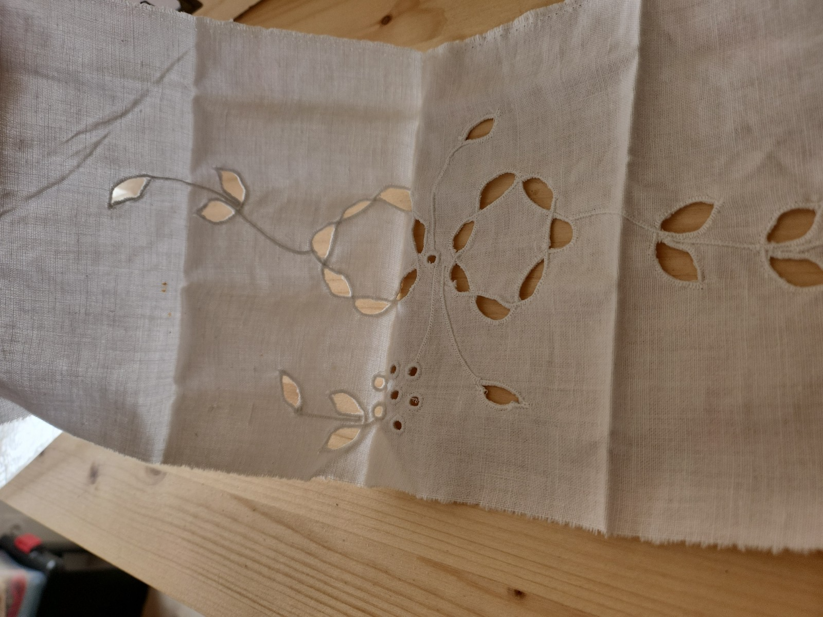 Broderie ancienne ajouré incrustation dentelle création couture T1-1