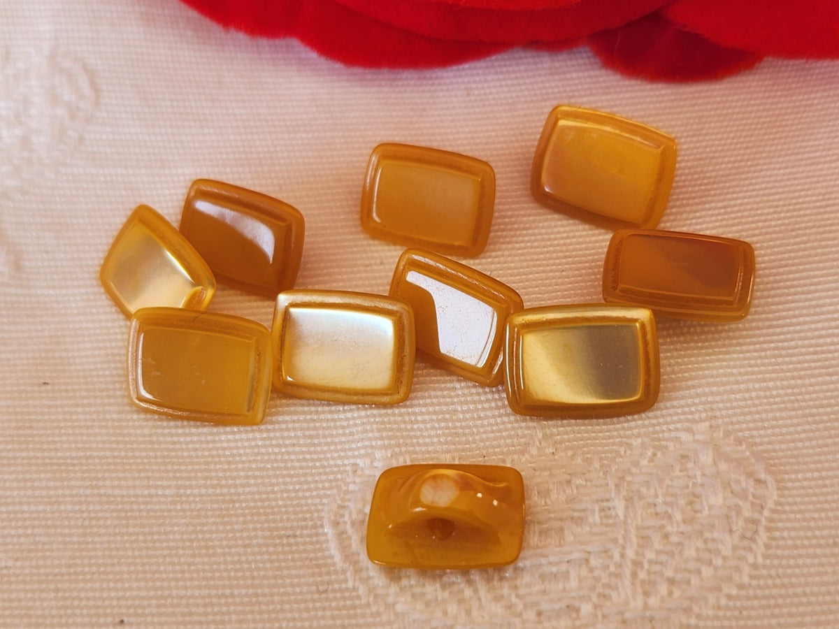 Lot 10 boutons anciens en nacre jaune rectangle pied 0,8 cm sur 1 cm ref 6664