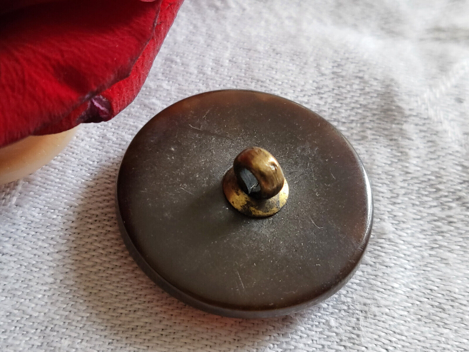 Bouton ancien en galalithe pied laiton marron ombragé 2,5 cm G8O