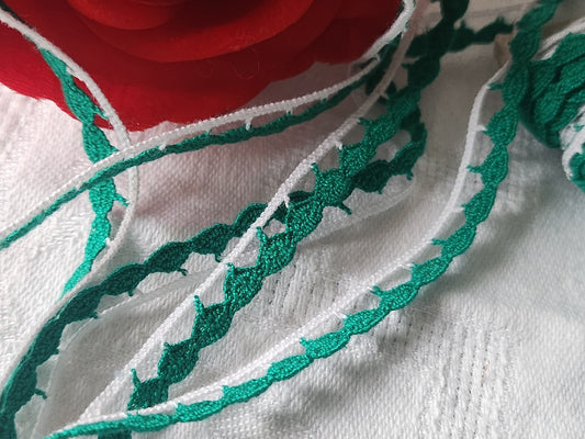 Dentelle vintage bicolore bordure vert blanc  coton 5 métres sur 0,8 cm A1
