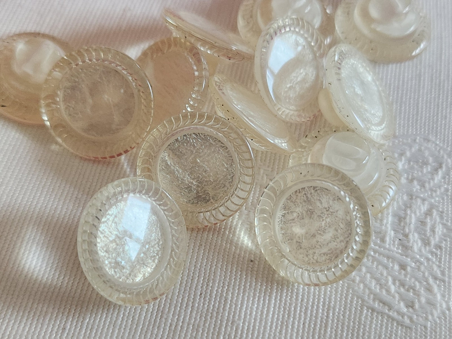 Lot 12 boutons vintage cœur blanc satiné nacré pied 1,5 cm ref 6396