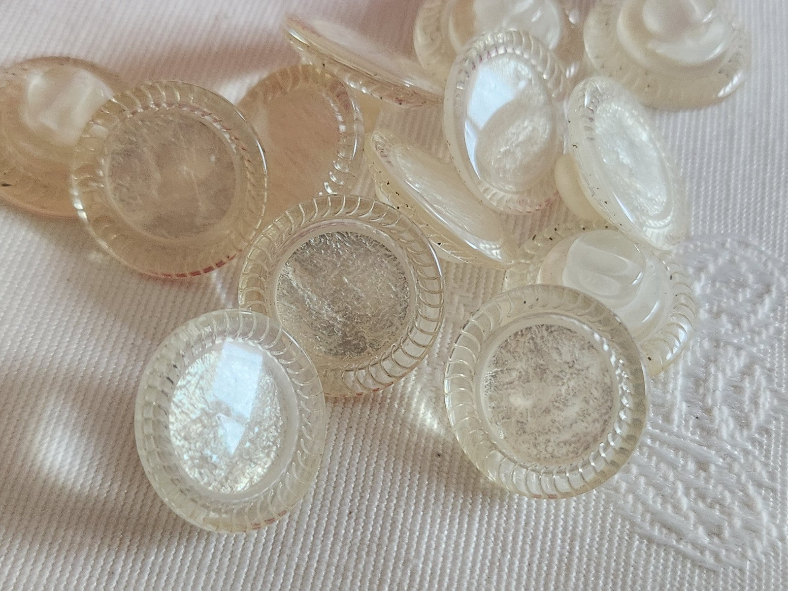 Lot 12 boutons vintage cœur blanc satiné nacré pied 1,5 cm ref 6396
