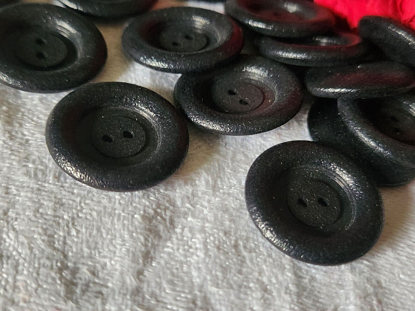 Lot 14  boutons vintage noir lumineux effet tecturé 2,2 cm ref 2853