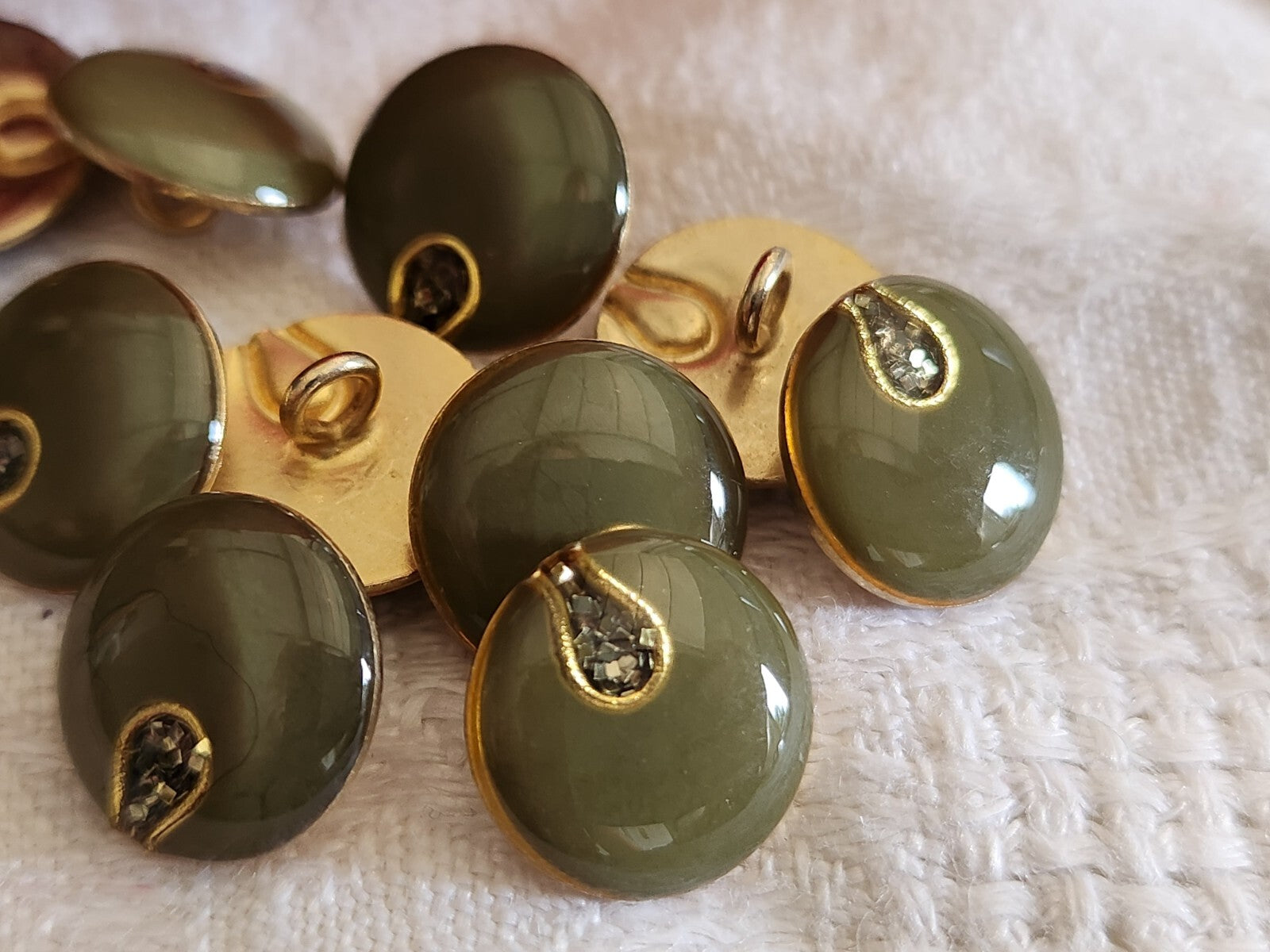 Lot 6 boutons vintage en métal vert effet paillette pied   1,5 cm ref 2392