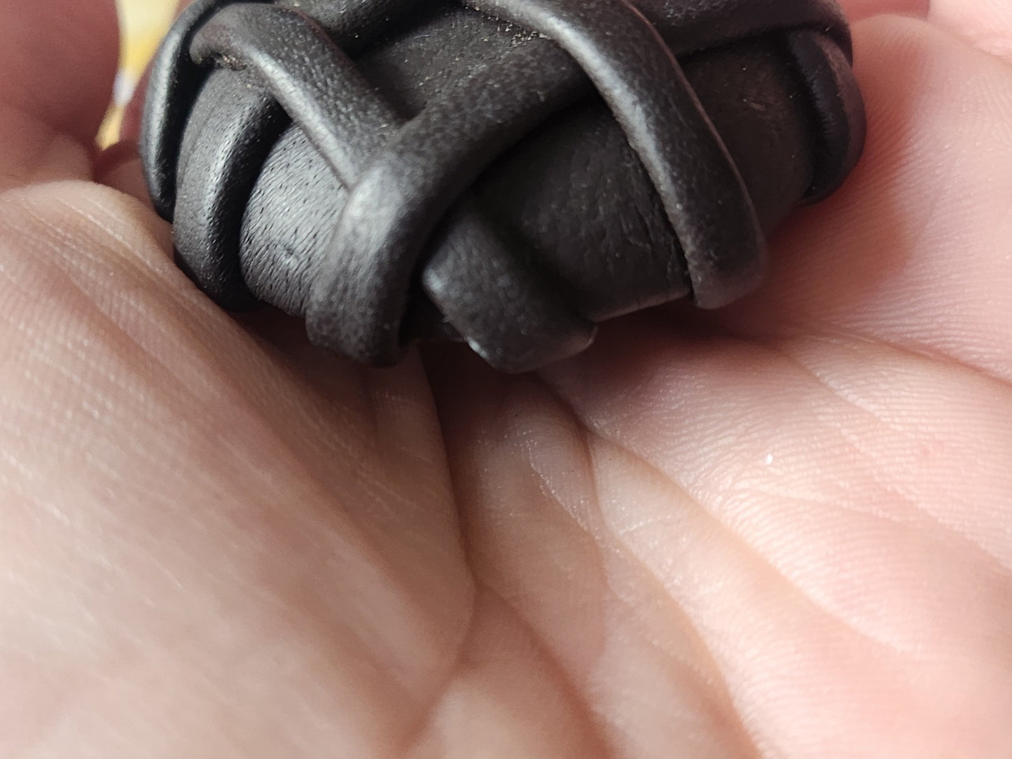Gros bouton ancien en cuir 4,2 cm marron  parurier collection ref 2243