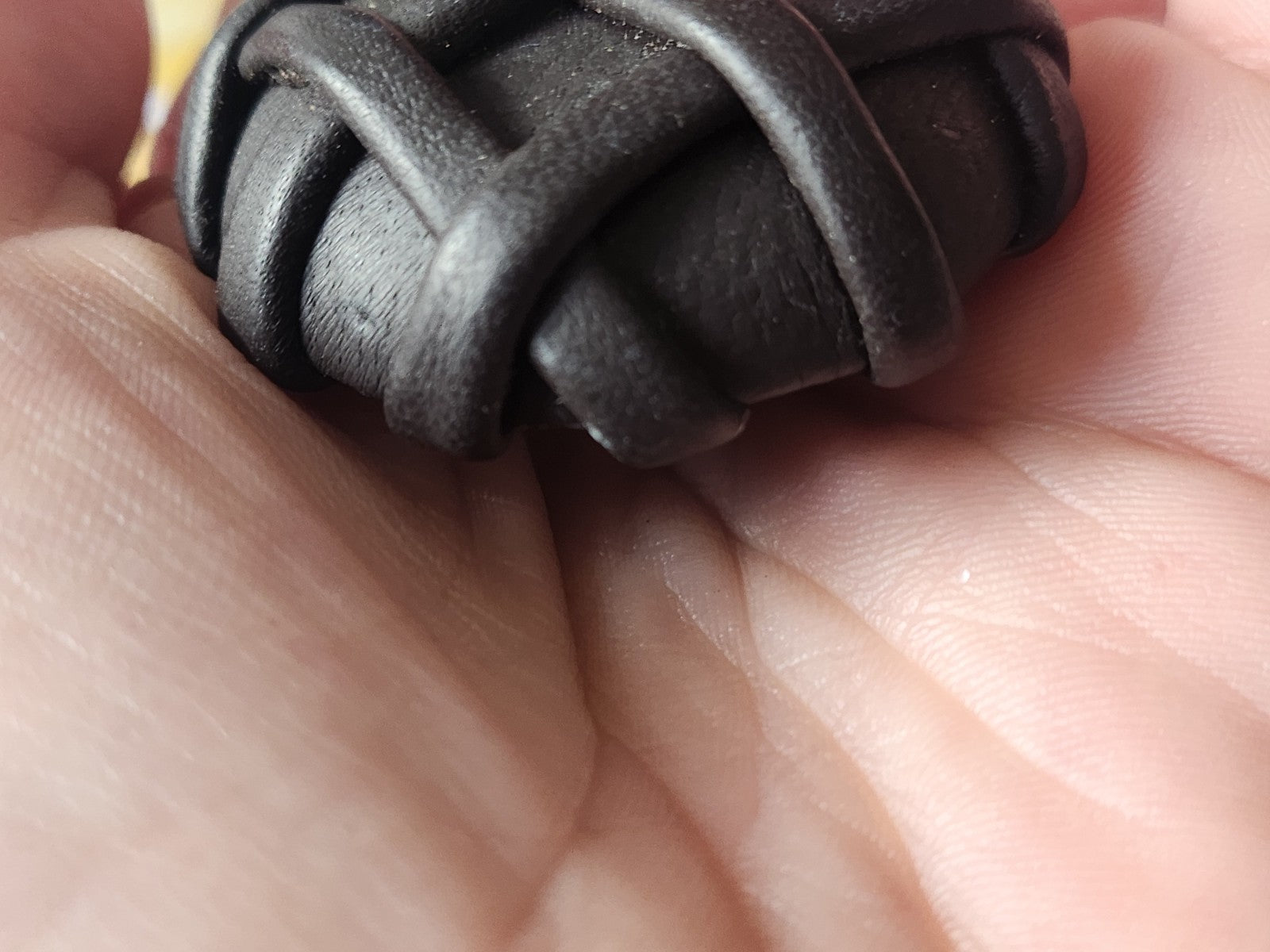 Gros bouton ancien en cuir 4,2 cm marron  parurier collection ref 2243