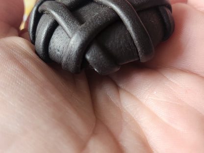 Gros bouton ancien en cuir 4,2 cm marron  parurier collection ref 2243