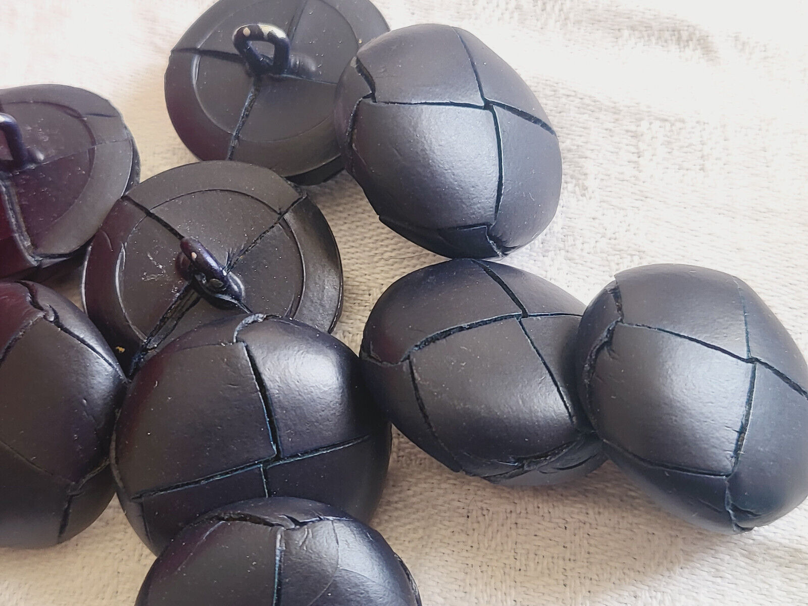 Lot 6 boutons anciens en cuir verni style grelot  bleu 1,3  cm  ref 1626