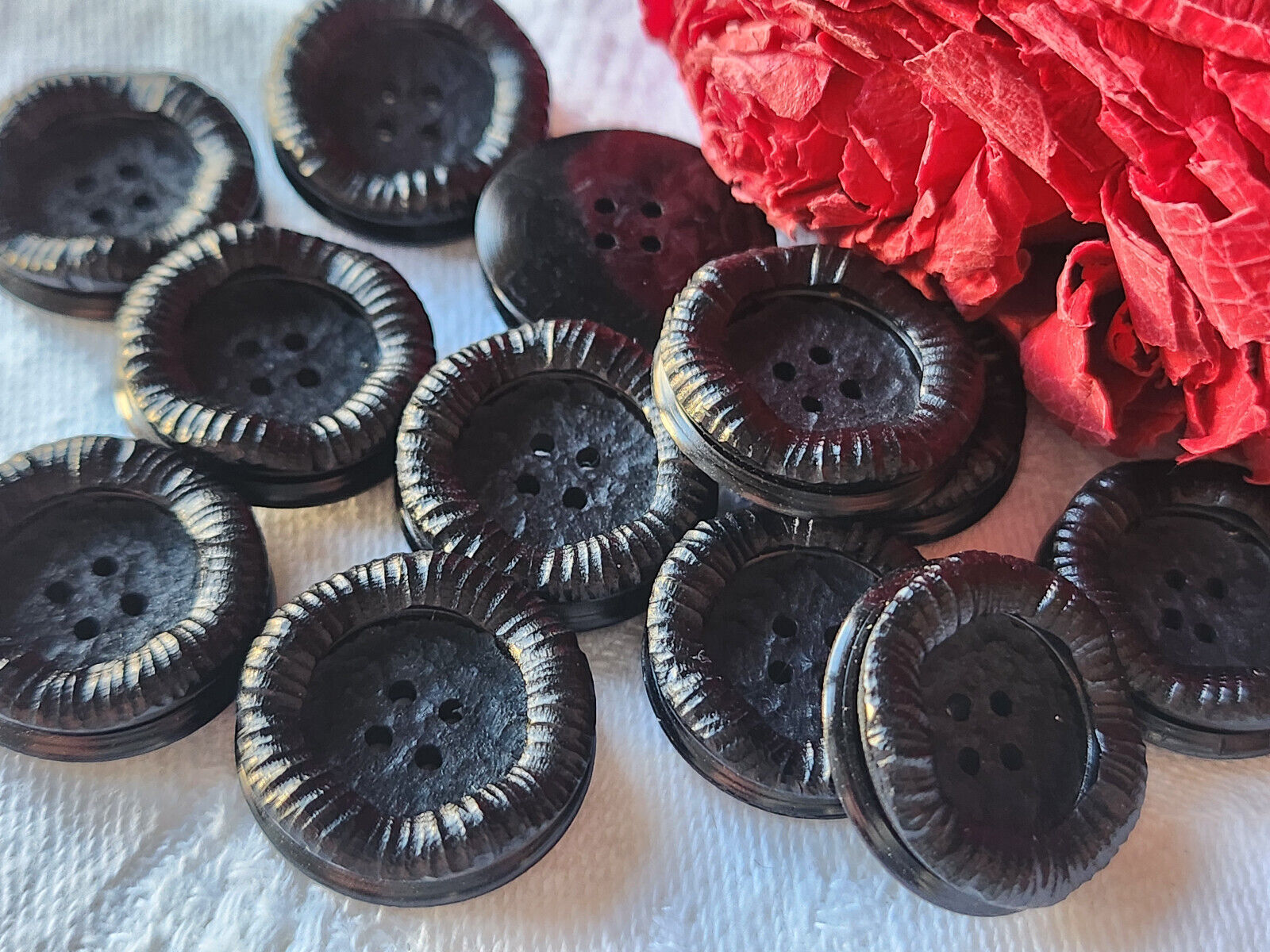 Lot 12  boutons vintage noir effet bouée  à trous 1,9 cm ref 5625