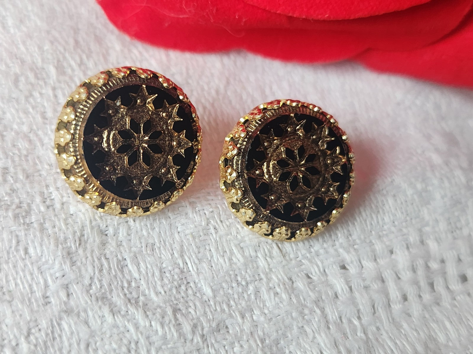 Duo boutons anciens en métal coeur  en  verre sculpté 1,4 cm D13D