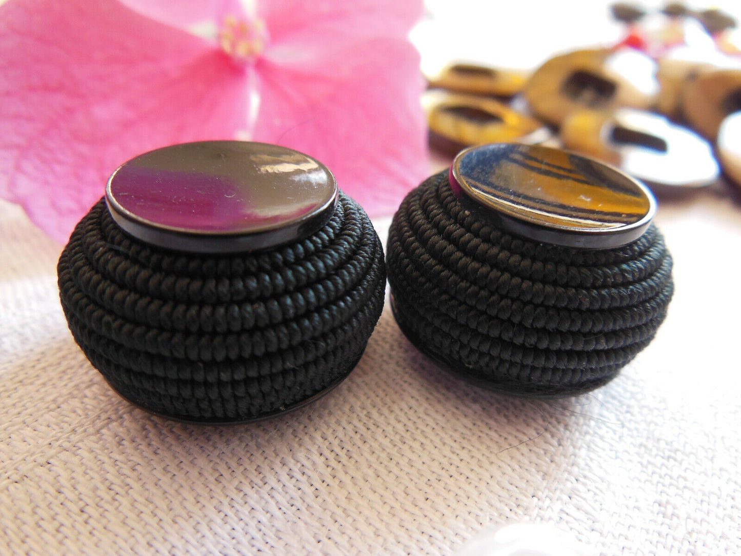 Duo vintage  boutons noir résine pourtour passementerie 2,1 cm D17S