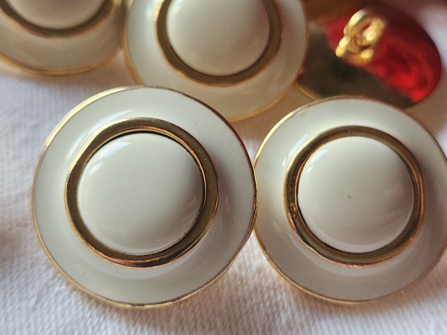 Lot 6 gros boutons vintage en metal émaillé creme 2,7 cm lourd ref 2338
